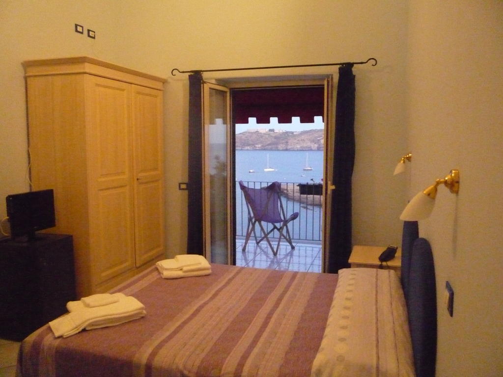 Hotel Villa Iulia Ventotene Kamer foto